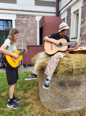 Country hudební piknik na školním dvoře